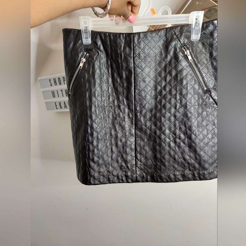 Black faux leather quilted pattern skirt - Picture 3 of 8